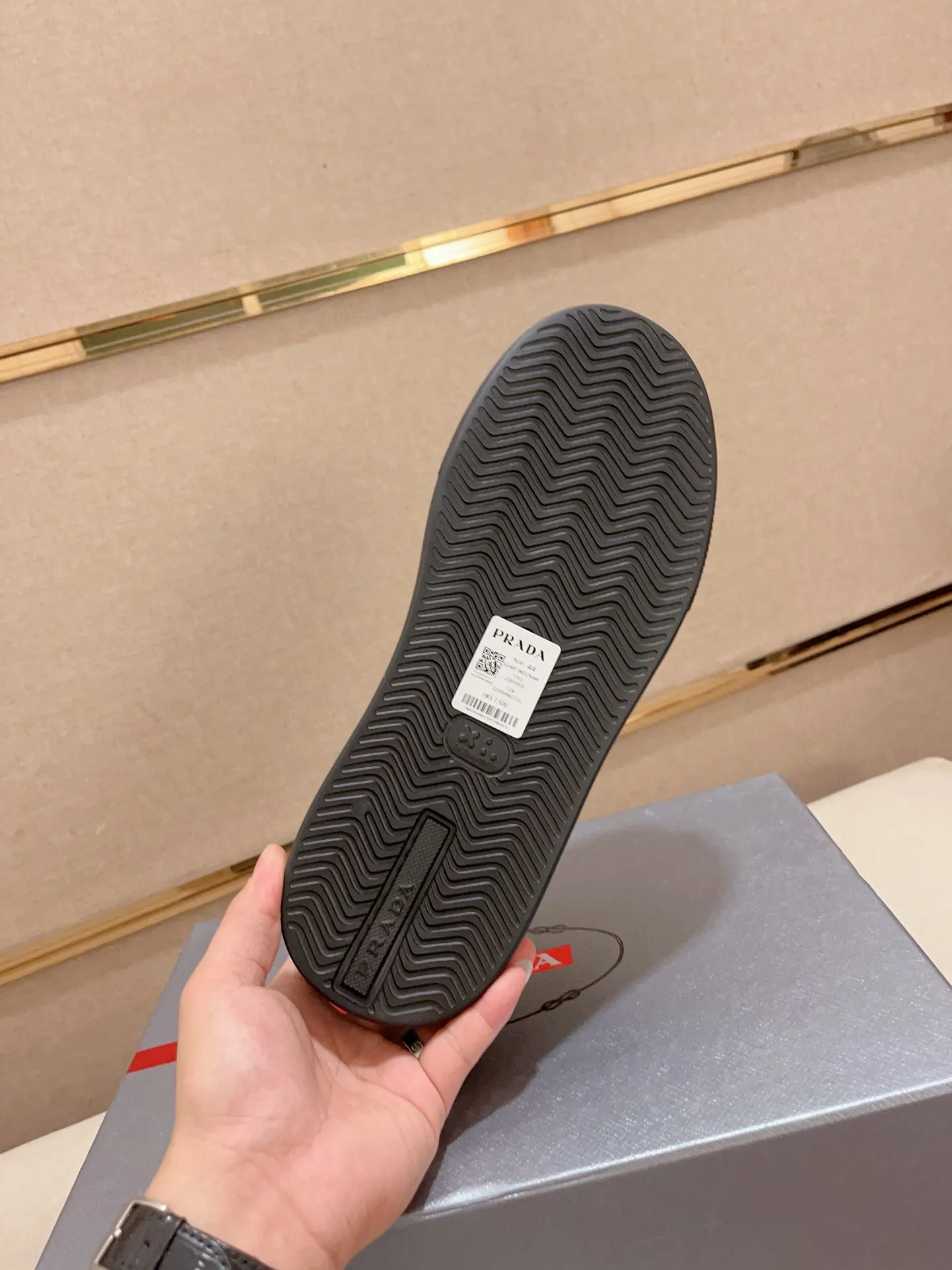 Factory price 580💰 ✔️✔️✔️High version High-quality new Prada (Prada) counters are on the market at the same time. The new men's shoes and 😘fabrics are selected from first-layer cowhide and are made by pure handicrafts. Lining: Full cowhide lining. 👍🏿 High-end ☄️ air-cushion molded anti-slip rubber outsole, exquisite lines, simple and elegant, comfortable and high-end for leisure travel. Code number: 38 to 44 (45 can be customized)